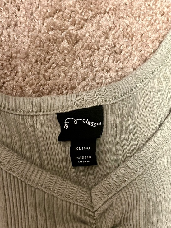 art class Ribbed V-Neck Long Sleeve Top in Sage Green and White - Picture 4 of 4